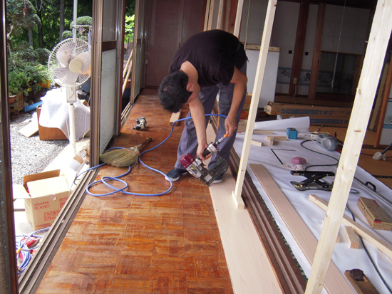 床板の重ね張り：工事中