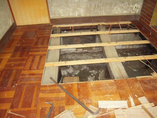 床の補修工事・リビング:下地板なし